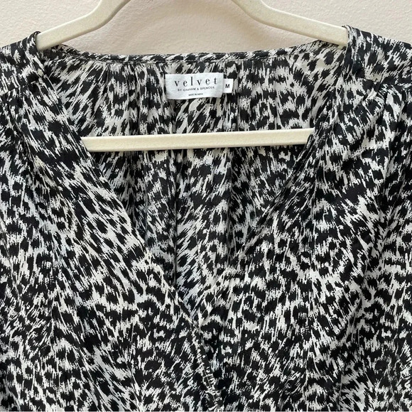 Velvet by Graham & Spencer Black & White Patterned Long Sleeve Wrap Top Size M - Picture 2 of 5